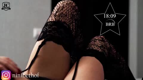 Snapshot of lady_ni chatting on 02/11/25, 04:13 700 1300 -5 online show from 02/11/25, 04:13