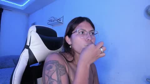  Lady  online show from 11/22/25, 02:43