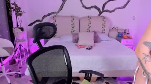 Lady  online show from 10/25/25, 05:48