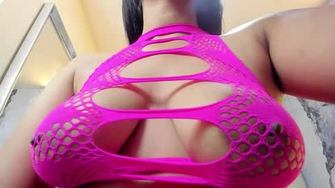 Snapshot of lailamorfy chatting on 10/14/25, 12:17 online show from 10/14/25, 12:17