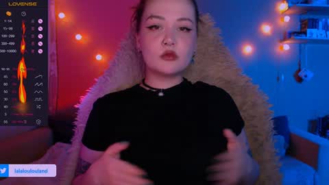 Snapshot of lala_loulou chatting on 01/01/25, 05:44 Nicky online show from 01/01/25, 05:44