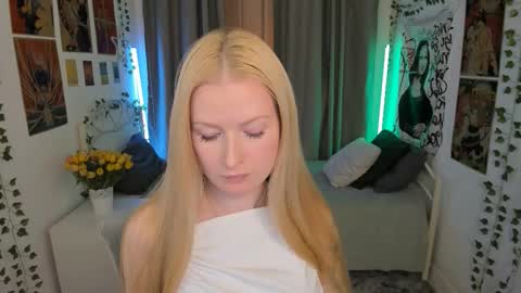 Laly online show from 10/15/25, 06:52