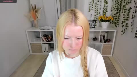 Laly online show from 04/23/26, 11:42