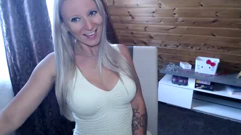 Snapshot of lamadrina006 chatting on 06/15/26, 07:54 LaMadrina006 online show from 06/15/26, 07:54