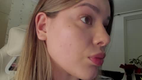 Snapshot of lana_rosy chatting on 01/25/25, 04:35 Alana online show from 01/25/25, 04:35