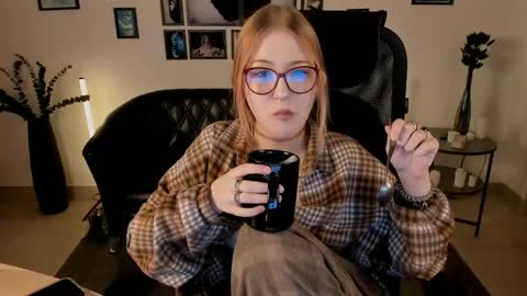 lana online show from 05/31/26, 10:33