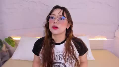 Snapshot of lanna_18_ chatting on 12/17/25, 12:22 Lanna online show from 12/17/25, 12:22