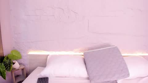 Snapshot of lanna_18_ chatting on 12/22/25, 11:51 Lanna online show from 12/22/25, 11:51