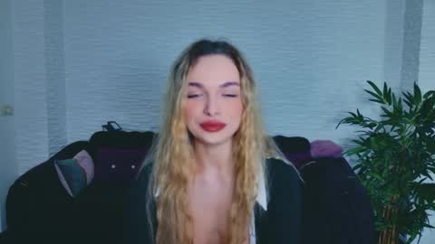 Lanna online show from 04/15/26, 07:32