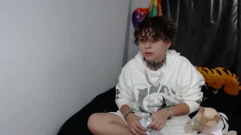 Snapshot of lannie_gonzales chatting on 01/01/25, 12:00 LANNIE   online show from 01/01/25, 12:00