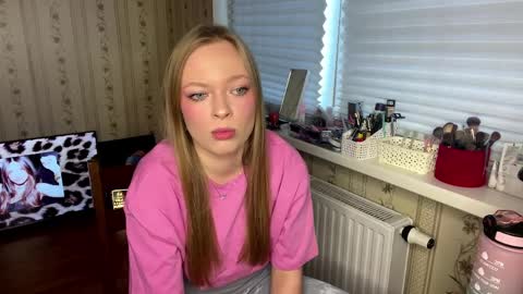 Snapshot of lanniecastellow chatting on 03/30/26, 11:33 Hello My name is Lola online show from 03/30/26, 11:33