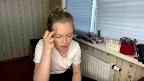 Snapshot of lanniecastellow chatting on 03/31/26, 11:32 Hello My name is Lola online show from 03/31/26, 11:32