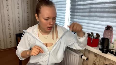 Snapshot of lanniecastellow chatting on 04/01/26, 11:44 Hello My name is Lola online show from 04/01/26, 11:44