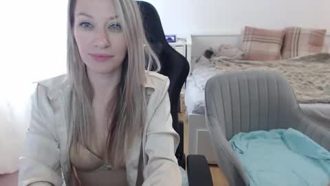 Snapshot of lara_c_rau chatting on 09/13/25, 11:21 Lara online show from 09/13/25, 11:21