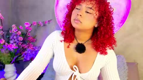 Snapshot of lara_curly chatting on 06/19/26, 10:19 lara_curly online show from 06/19/26, 10:19