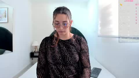Snapshot of lara_martin chatting on 06/13/26, 07:45 700 200 online show from 06/13/26, 07:45
