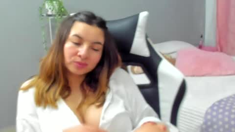 Snapshot of laracat18 chatting on 05/15/26, 11:01 Lara online show from 05/15/26, 11:01