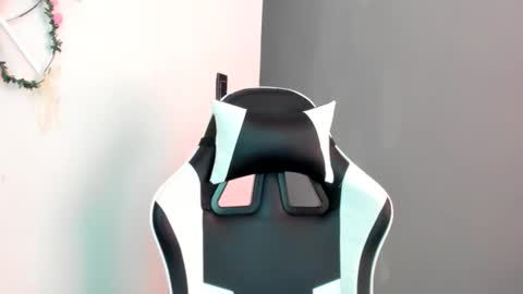 Snapshot of laracat18 chatting on 05/23/26, 05:17 Lara online show from 05/23/26, 05:17