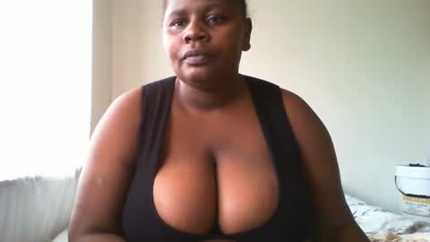 Snapshot of laralovex chatting on 12/02/24, 12:40 laralovex online show from 12/02/24, 12:40