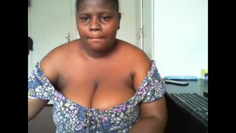 Snapshot of laralovex chatting on 12/05/24, 11:38 laralovex online show from 12/05/24, 11:38