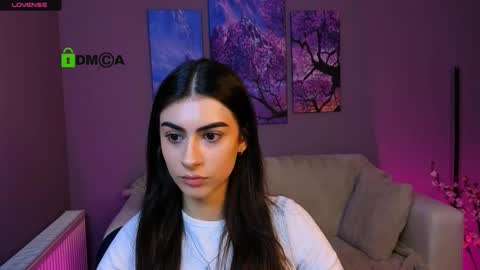 Snapshot of laratiz chatting on 11/14/25, 10:25 laratiz online show from 11/14/25, 10:25