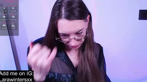 larawinters online show from 12/22/25, 08:06