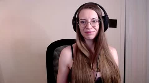 Snapshot of larawintersxxx chatting on 06/14/26, 09:06 larawintersxxx online show from 06/14/26, 09:06