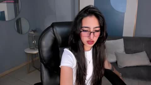 Larisa Smirnov online show from 09/29/25, 01:11