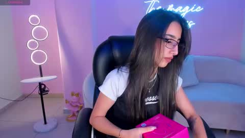 Larisa Smirnov online show from 11/18/25, 03:23