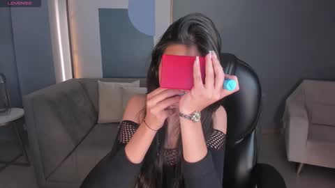 Larisa Smirnov online show from 11/22/25, 03:38