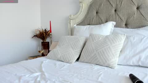 Larissa online show from 10/19/25, 01:12