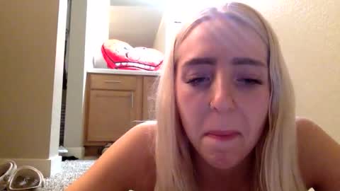 Snapshot of latenightkash chatting on 02/24/26, 08:45 Roxy blue online show from 02/24/26, 08:45