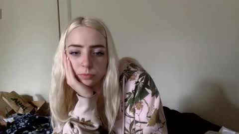 Snapshot of latenightkash chatting on 03/03/26, 08:26 Roxy blue online show from 03/03/26, 08:26