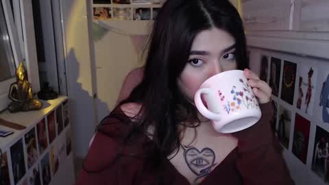 Snapshot of latina_mia chatting on 12/12/24, 03:37 miiiiiiaaaa online show from 12/12/24, 03:37