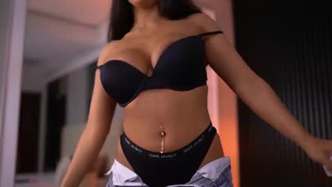 Snapshot of latinaloco chatting on 07/08/26, 06:12 Latina online show from 07/08/26, 06:12