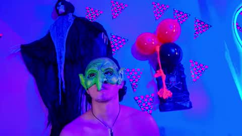 Snapshot of laura_and_kevin chatting on 10/05/25, 02:26 laura_and_kevin online show from 10/05/25, 02:26