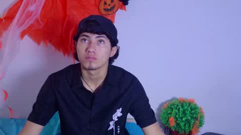 Snapshot of laura_and_kevin chatting on 10/14/25, 02:18 laura_and_kevin online show from 10/14/25, 02:18