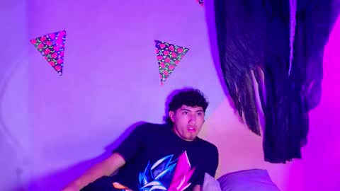 Snapshot of laura_and_kevin chatting on 10/30/25, 01:45 laura_and_kevin online show from 10/30/25, 01:45