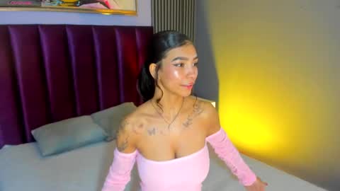Snapshot of laura_aristizabal_19 chatting on 04/23/26, 01:13 Laura online show from 04/23/26, 01:13