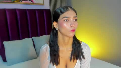 Snapshot of laura_aristizabal_19 chatting on 04/26/26, 12:25 Laura online show from 04/26/26, 12:25