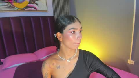 Snapshot of laura_aristizabal_19 chatting on 04/29/26, 01:04 Laura online show from 04/29/26, 01:04