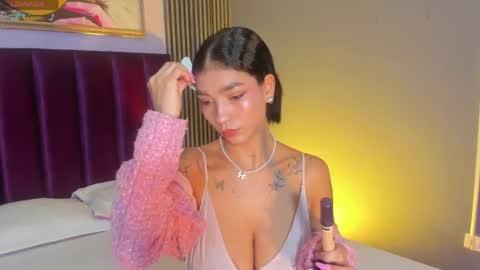 Snapshot of laura_aristizabal_19 chatting on 05/20/26, 12:00 Laura online show from 05/20/26, 12:00