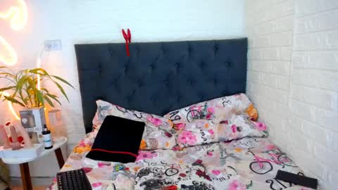 LAURA online show from 04/07/26, 04:18