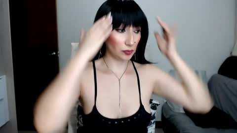 Laura online show from 04/10/26, 01:11