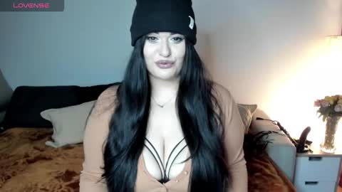 Laura online show from 11/11/25, 05:24