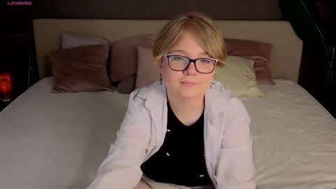 Snapshot of lauraaa_smith chatting on 02/09/26, 02:04 Laura online show from 02/09/26, 02:04