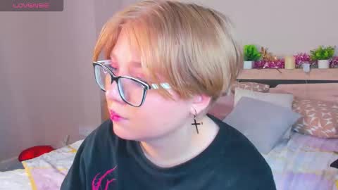 Snapshot of lauraaa_smith chatting on 03/04/26, 07:36 Laura online show from 03/04/26, 07:36