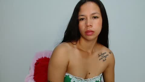 lauracb          online show from 10/03/25, 05:04