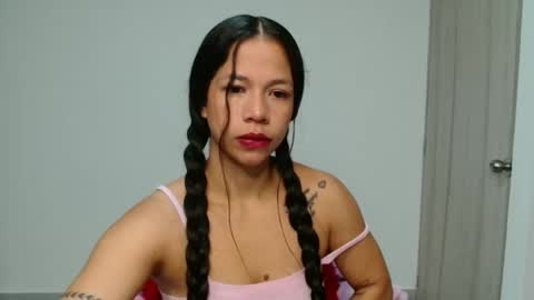 lauracb          online show from 11/19/25, 07:19