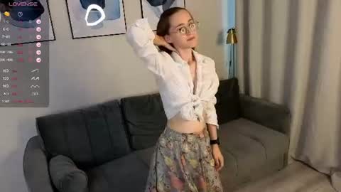 Snapshot of lauracollins__ chatting on 06/18/26, 01:04 May online show from 06/18/26, 01:04
